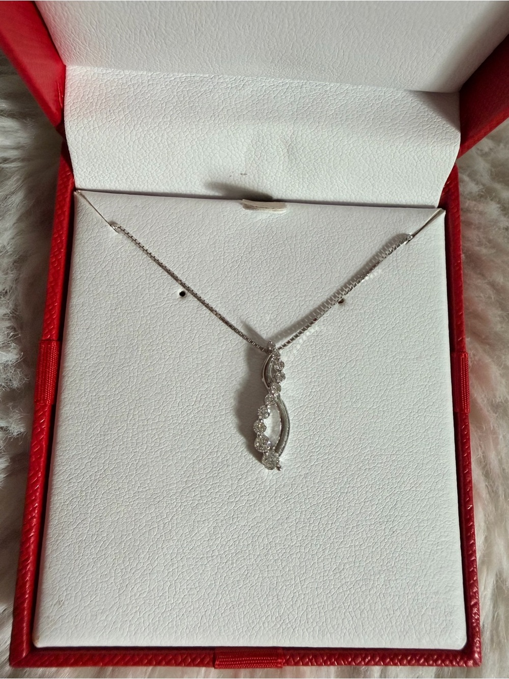 ✨ Graduated Diamond Journey Pendant Necklace
925 Sterling Silver